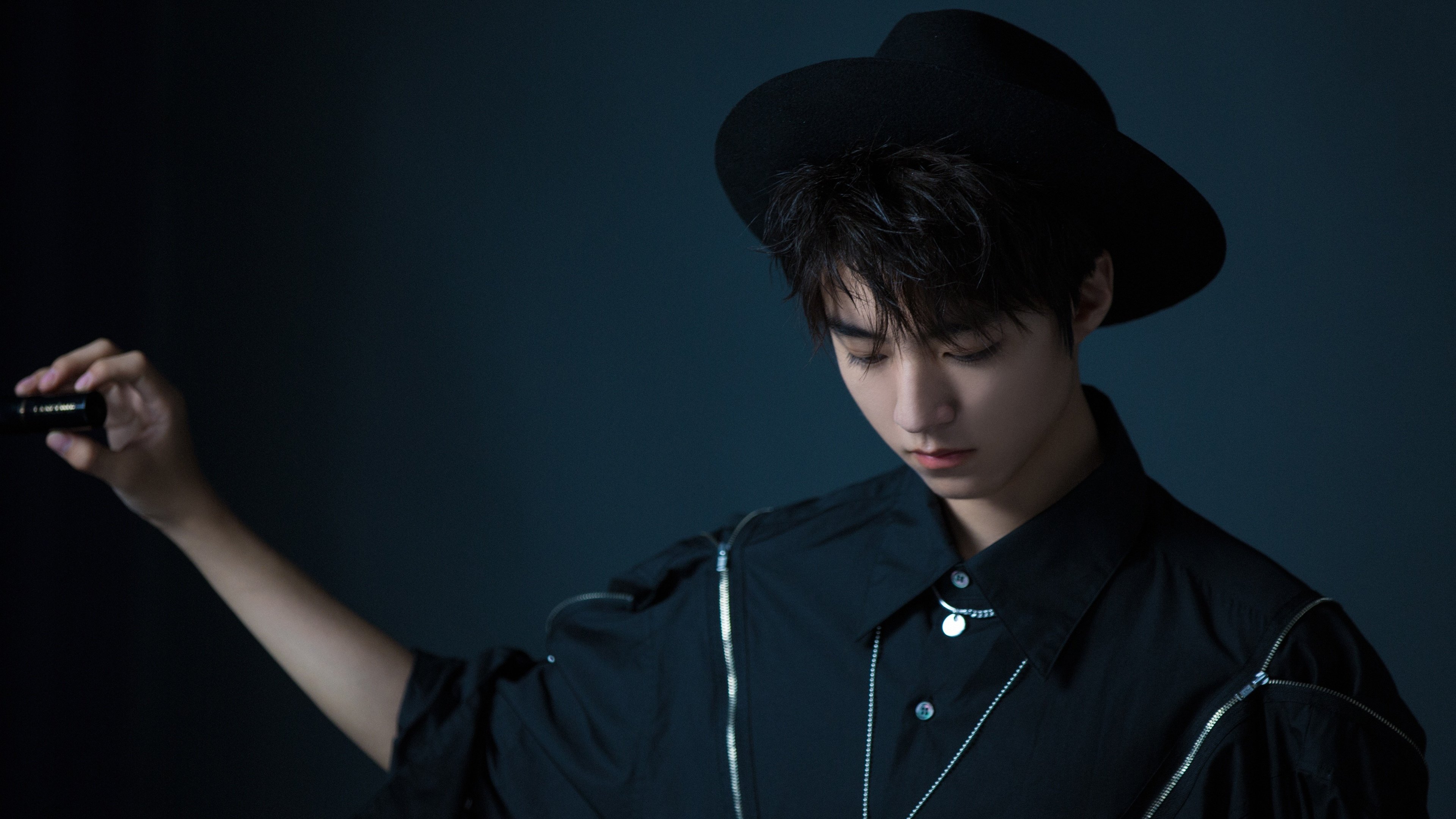 开云下载-_轨迹艺术赛：运动员用身体动作绘制精彩线路_，运动员线条画